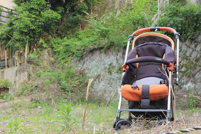 空き地にぽつんとあったベビーカー