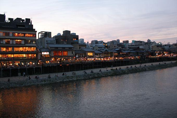 鴨川名物　カップルの均等座り